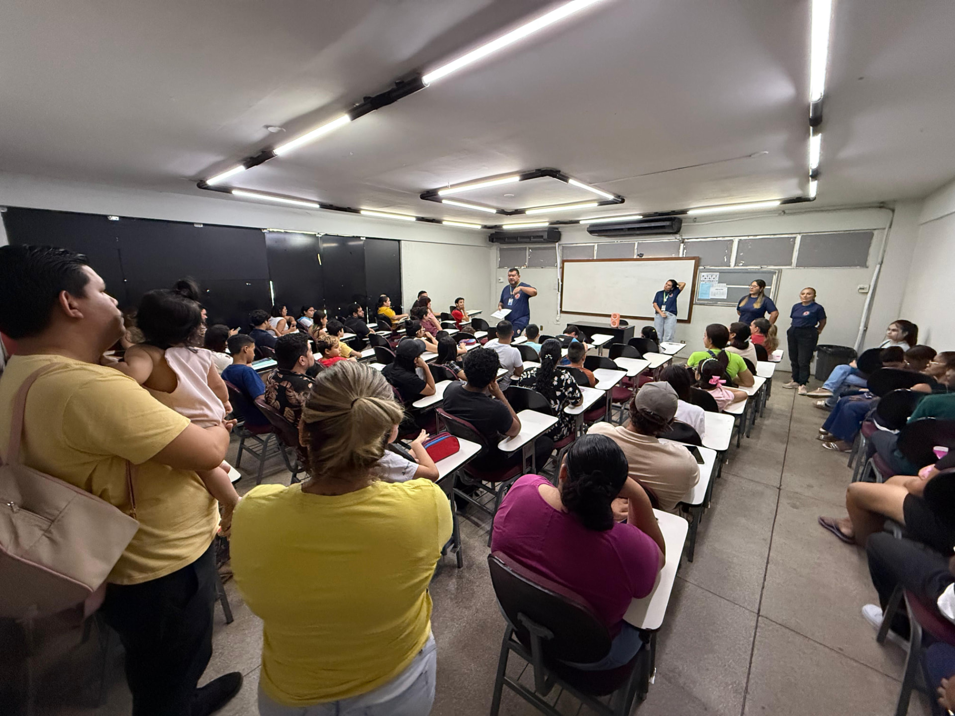 Candidatos e supervisores durante a prova do Concurso de Bolsas em sala de aula