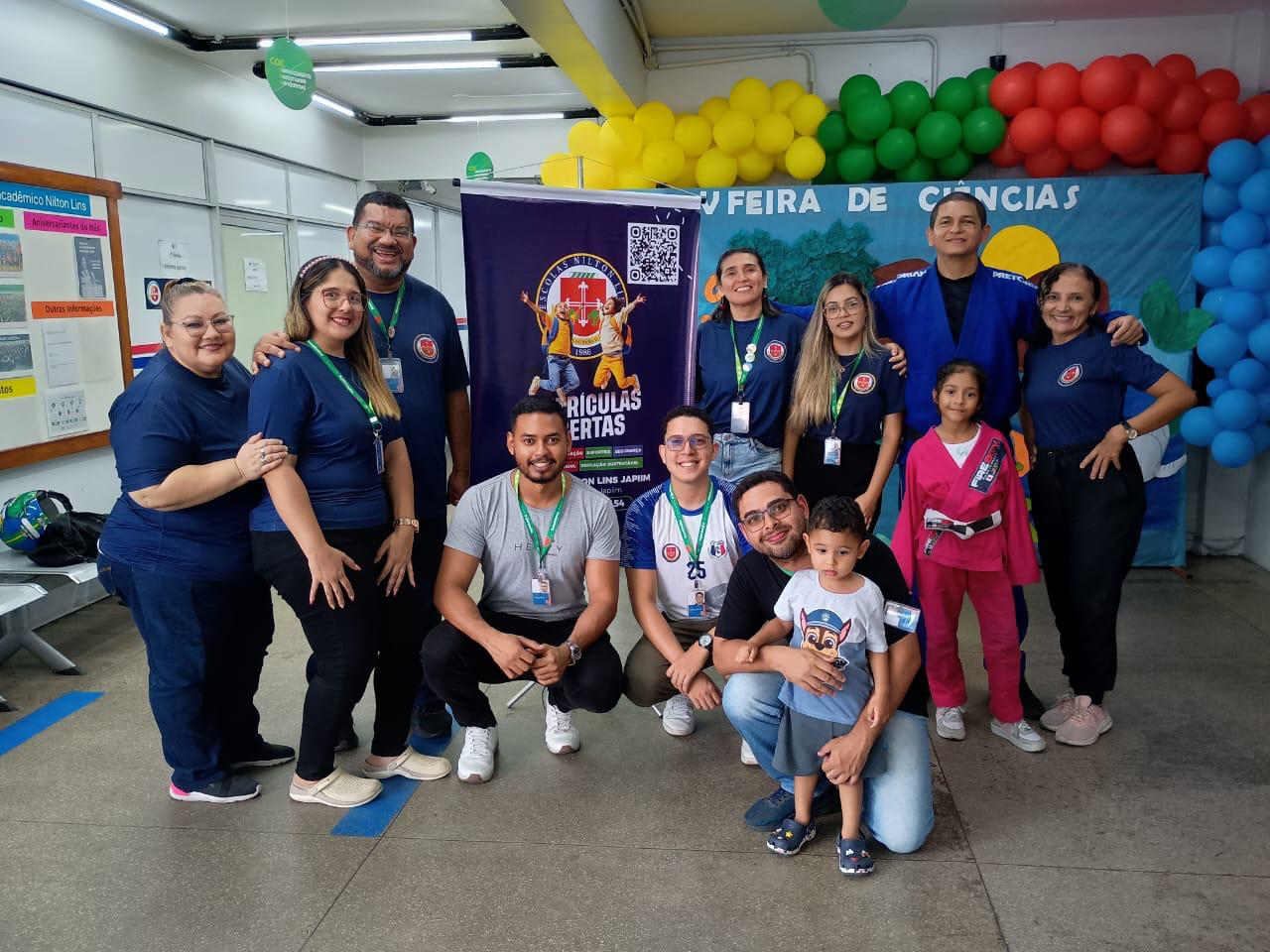 Equipe da Escola Nilton Lins Japiim reunida durante o Concurso de Bolsas